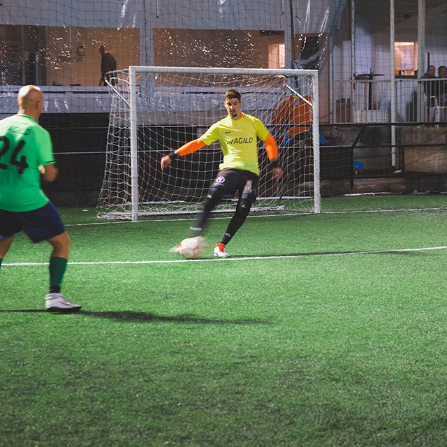 Agilo igrači na terenu tokom nogometne utakmice.