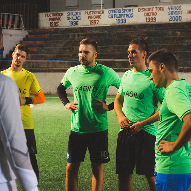 Agilo ekipa okupljena na nogometnom terenu.
