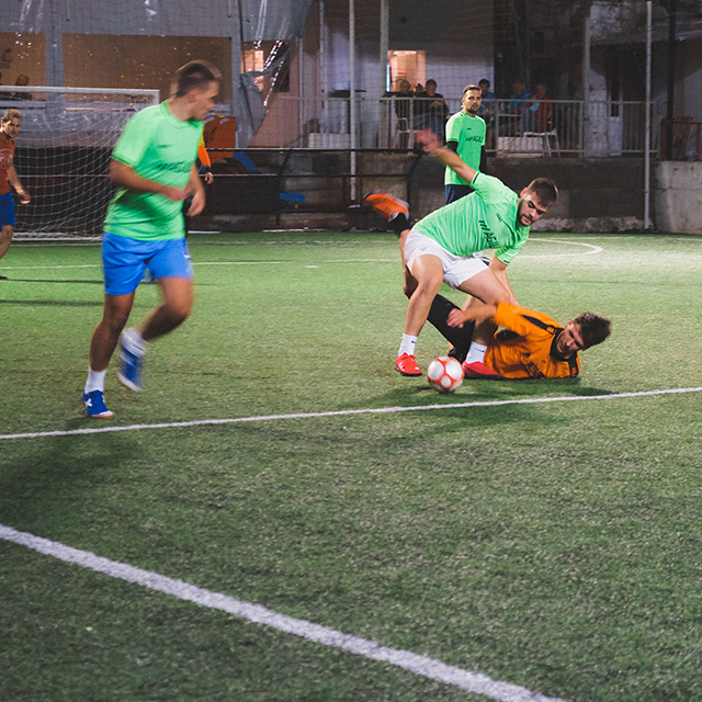 Agilo igrači na terenu tokom nogometne utakmice.