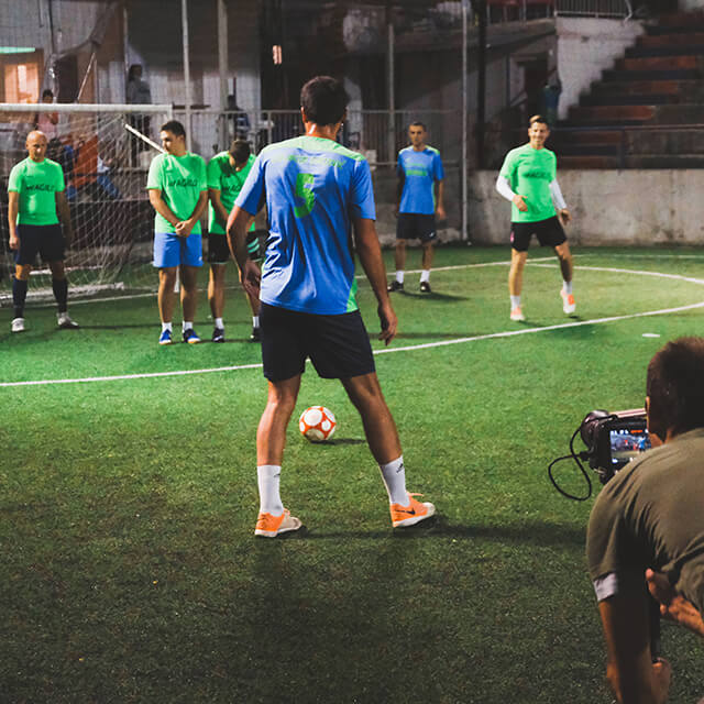 Agilo igrači na terenu tokom nogometne utakmice.