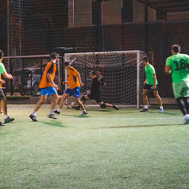 Agilo igrači na terenu tokom nogometne utakmice.