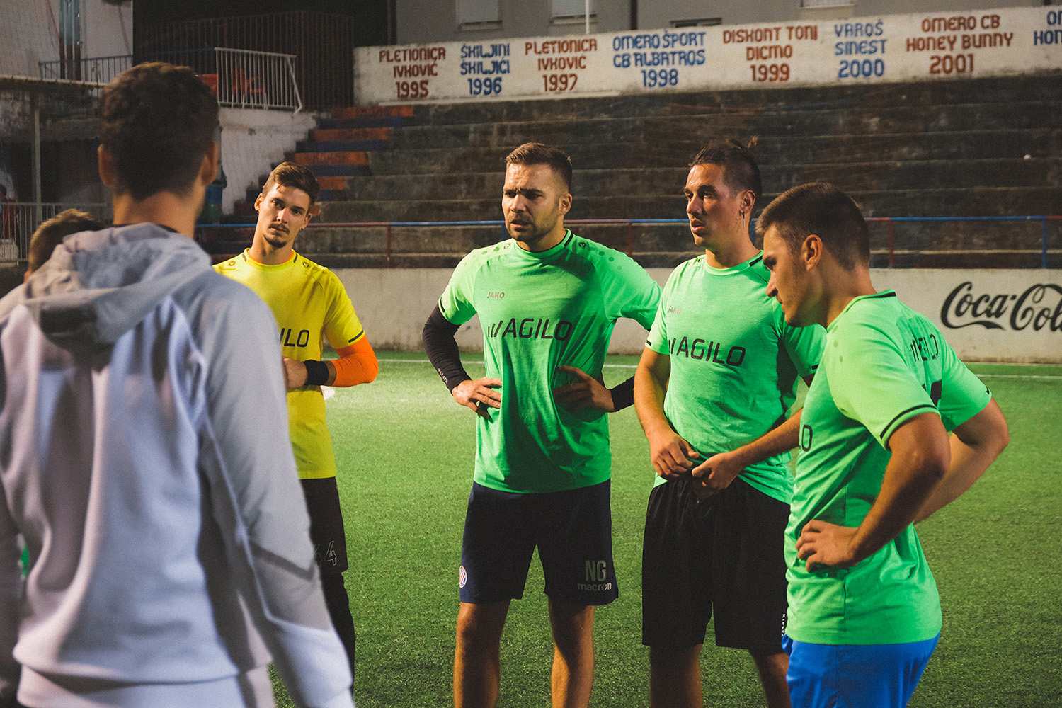 Agilo ekipa okupljena na nogometnom terenu.